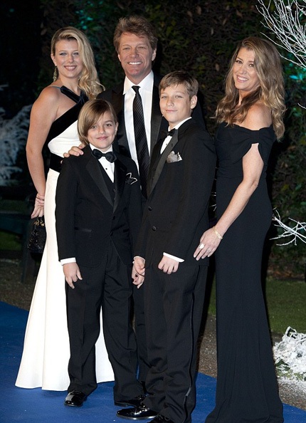 Taylor vui vẻ trò chuyện với hoàng tử William