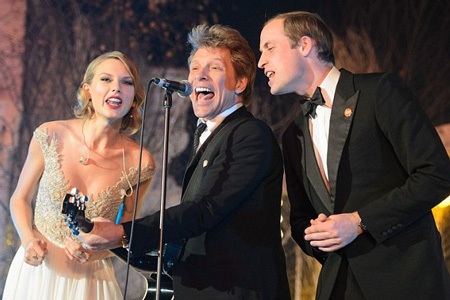 Taylor vui vẻ trò chuyện với hoàng tử William