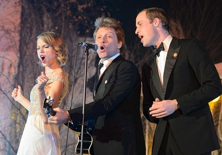 Taylor vui vẻ trò chuyện với hoàng tử William