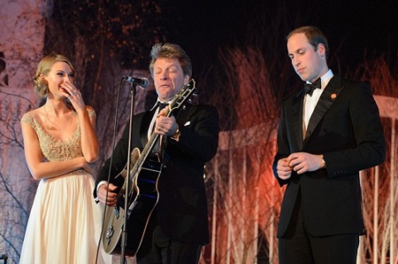 Taylor vui vẻ trò chuyện với hoàng tử William