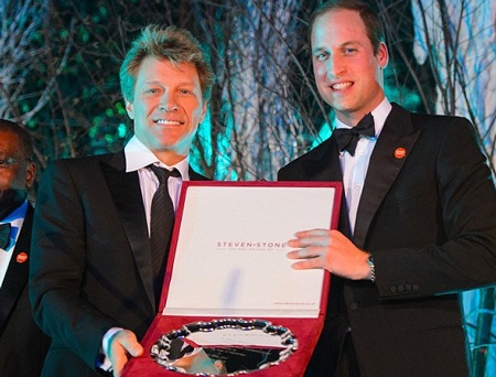 Taylor vui vẻ trò chuyện với hoàng tử William