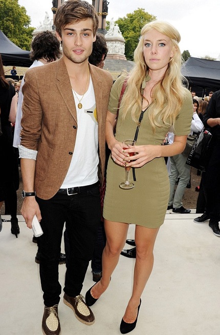 Taylor Swift xinh như công chúa khi đi dự tiệc