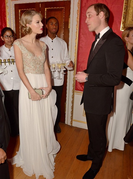 Taylor vui vẻ trò chuyện với hoàng tử William