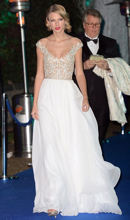 Taylor vui vẻ trò chuyện với hoàng tử William