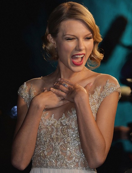 Taylor vui vẻ trò chuyện với hoàng tử William