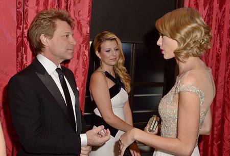 Taylor vui vẻ trò chuyện với hoàng tử William