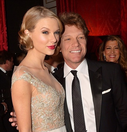 Taylor vui vẻ trò chuyện với hoàng tử William