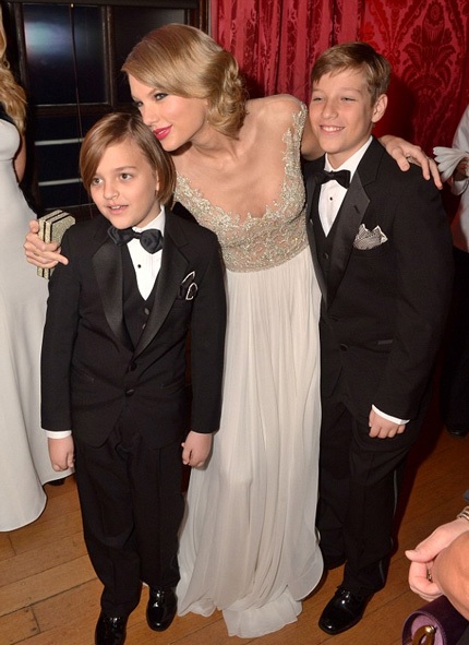 Taylor vui vẻ trò chuyện với hoàng tử William