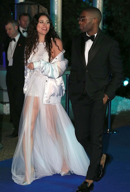 Taylor vui vẻ trò chuyện với hoàng tử William