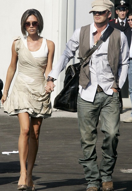 Vợ chồng Beckham bán quần áo hàng hiệu làm từ thiện - 1 Victoria và David năm 2006