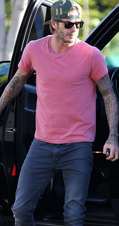 Vợ chồng Beckham bán quần áo hàng hiệu làm từ thiện - 3 Nhiều chiếc mũ của David cũng được mang ra bán đấu giá