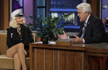 Christina Aguilera diện quần chẽn và giày cao gót tới tham gia buổi phỏng vấn cùng MC Jay Leno.