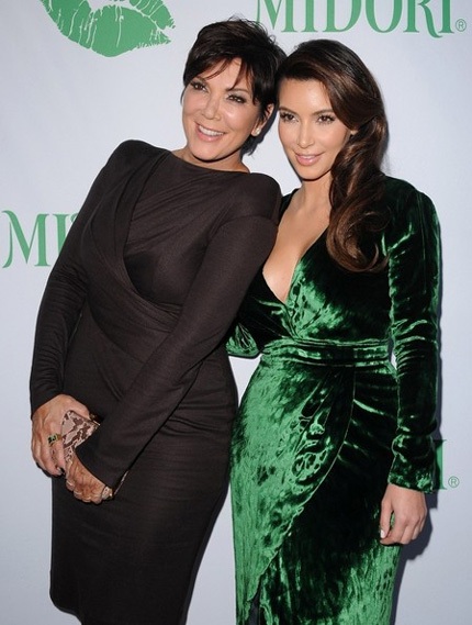 58 tuổi, mẹ Kim ăn mặc trẻ trung như con gái