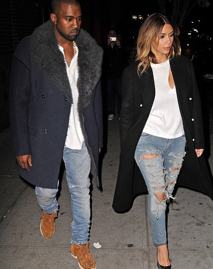 58 tuổi, mẹ Kim ăn mặc trẻ trung như con gái