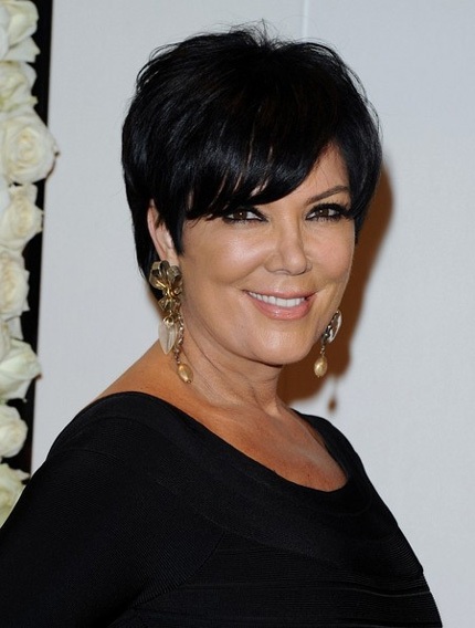 58 tuổi, mẹ Kim ăn mặc trẻ trung như con gái