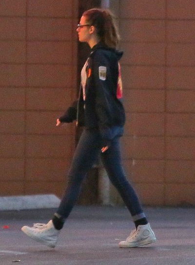 Kristen Stewart buồn bã vì thiếu Robert Pattinson trong Lễ Tạ Ơn - 2 Kristen Stewart đi mua sắm cho bữa tối của Lễ Tạ Ơn bên gia đình.