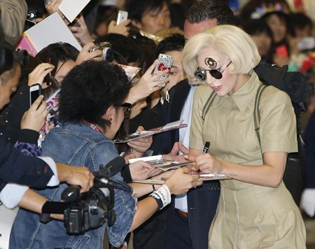 Lady Gaga ký tặng các fan Nhật. Cô có mặt tại Tokyo để quảng cáo album