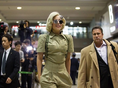 Lady Gaga ký tặng các fan Nhật. Cô có mặt tại Tokyo để quảng cáo album