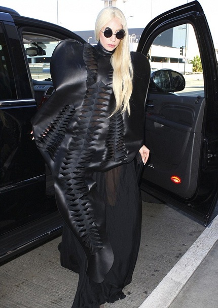 Trước đó, cô diện một bộ đồ màu đen từ đầu tới chân để rời khỏi Mỹ chuẩn bị sang Nhật.