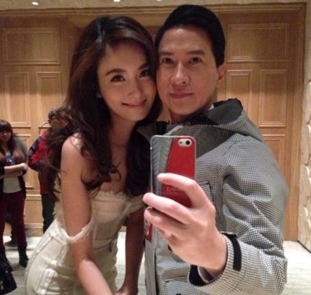 Hai người còn chụp ảnh kỷ niệm trước buổi họp báo.