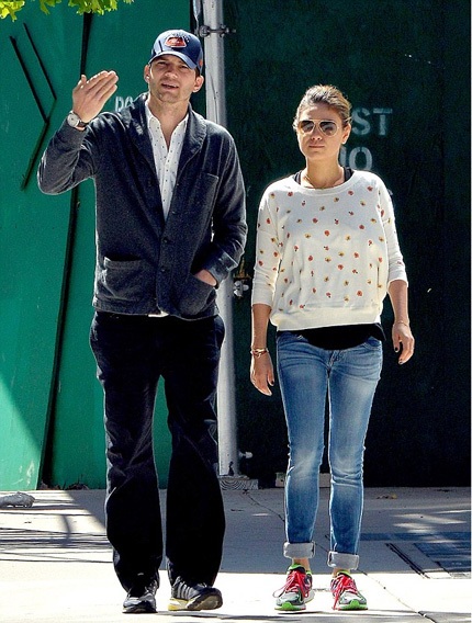 Ashton Kutcher nóng lòng cầu hôn bạn gái sau khi ly dị Demi Moore - 1 Ashton Kutcher nóng lòng cầu hôn bạn gái sau khi ly dị Demi Moore