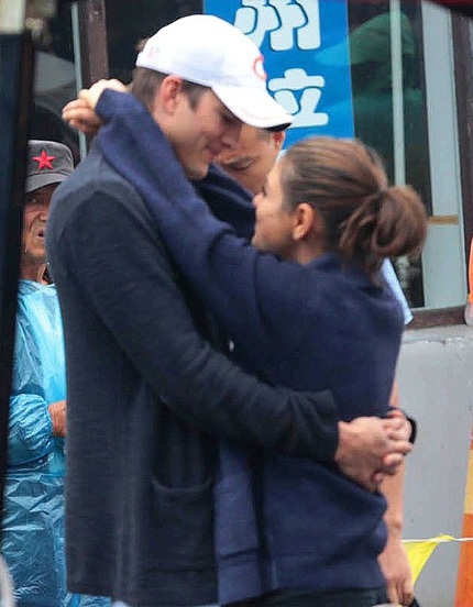 Ashton Kutcher nóng lòng cầu hôn bạn gái sau khi ly dị Demi Moore - 2 Ashton Kutcher và Mila Kunis đã sẵng sàng bước sang một giai đoạn mới của mối quan hệ