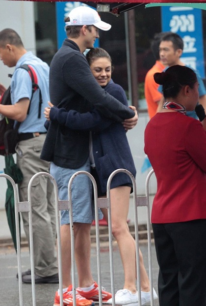 Ashton Kutcher nóng lòng cầu hôn bạn gái sau khi ly dị Demi Moore - 3 Ashton Kutcher và Mila Kunis đã sẵng sàng bước sang một giai đoạn mới của mối quan hệ