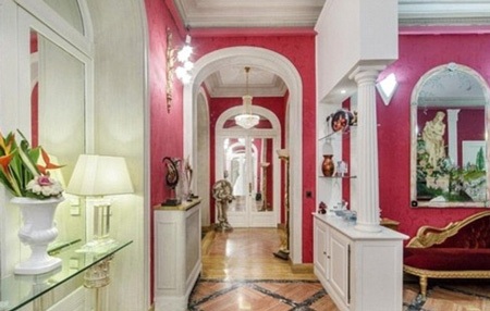 Một số chi tiết bên trong ngôi biệt thự được dát vàng