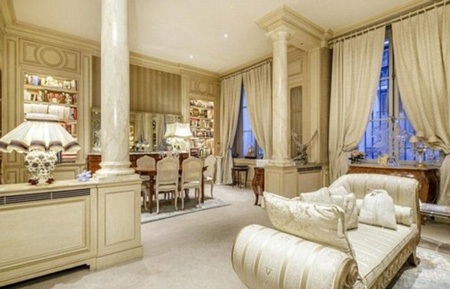 Phòng khách và nhà ăn được bài trí rất sang trọng