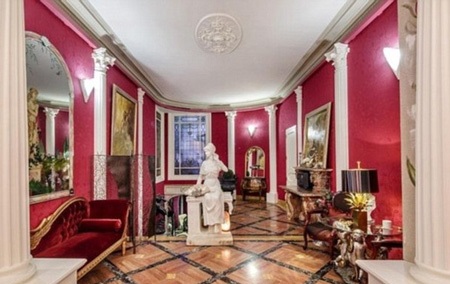 Một gian phòng khác màu hồng được phủ kín.