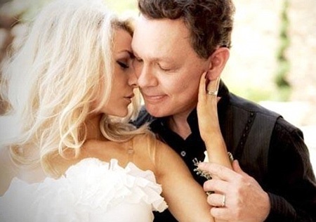 Courtney làm đám cưới với Doug, hơn cha ruột của cô 2 tuổi, vào năm 2011 khi cô mới 16 tuổi.