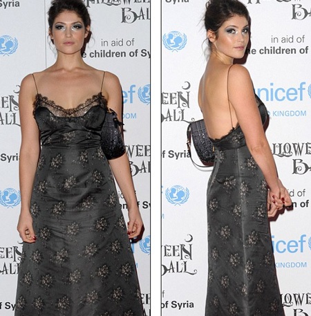 Gemma Arterton nổi bật với váy màu đen hở lưng khi tham dự bữa tiệc tại London.