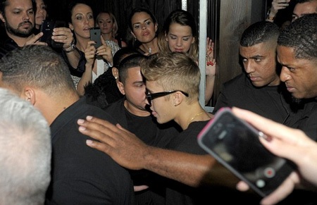 Ca sĩ tuổi teen Justin Bieber bị bắt gặp ở nhà thổ - 5 Anh chàng được các fan vây kín