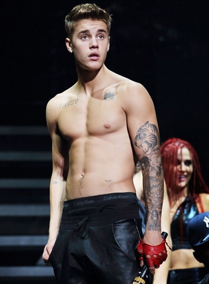 Ca sĩ tuổi teen Justin Bieber bị bắt gặp ở nhà thổ - 1 Justin biểu diễn tại Brazil trước khi...