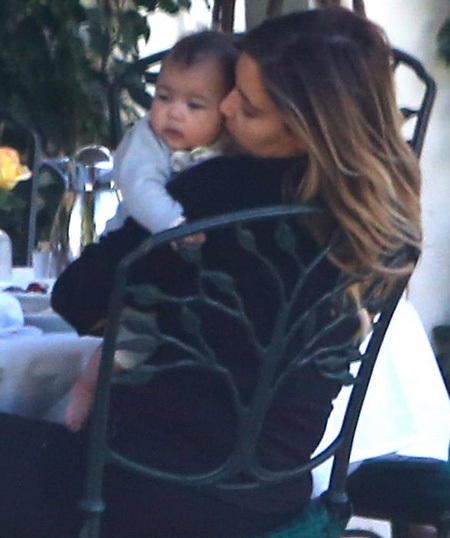 Kim bế con gái cưng, bé North trong tay khi cô và chồng tương lai ghé vào một nhà hàng bên đường.