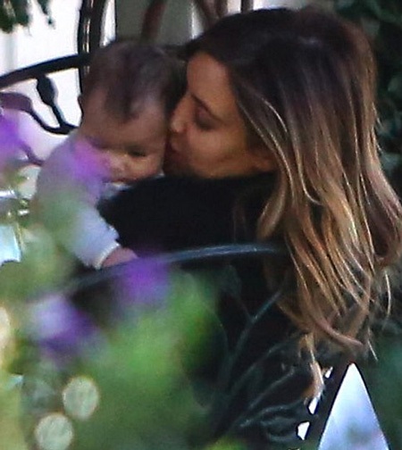 Kim tỏ ra là một bà mẹ chu đáo và yêu con hết mực, cô liên tục cưng nựng cô con gái cưng.