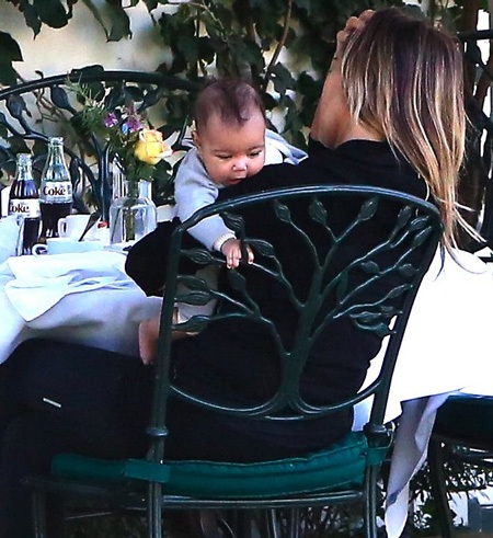 Kim tỏ ra là một bà mẹ chu đáo và yêu con hết mực, cô liên tục cưng nựng cô con gái cưng.