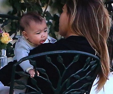 Cô con gái của Kim giống hệt nam ca sĩ Kayne West