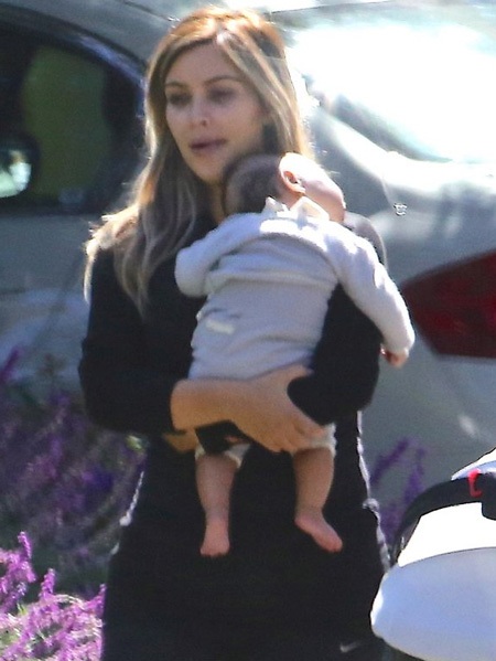 Cô con gái ngủ lịm trên vai mẹ sau khi cùng cha mẹ đi ngắm phố phường.