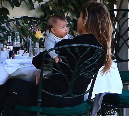 Cô con gái ngủ lịm trên vai mẹ sau khi cùng cha mẹ đi ngắm phố phường.