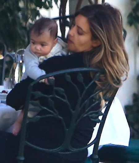 Cô con gái ngủ lịm trên vai mẹ sau khi cùng cha mẹ đi ngắm phố phường.