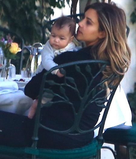 Bà mẹ nổi tiếng sành điệu ăn mặc thật giản dị và để mặt mộc ra phố.