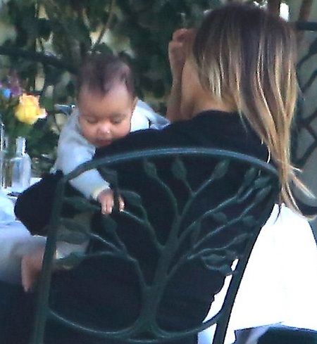 Cô con gái 20 tháng tuổi của Kim tỏ ra rất ngoan ngoãn trong vòng tay của mẹ.