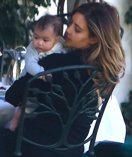 Cô con gái 20 tháng tuổi của Kim tỏ ra rất ngoan ngoãn trong vòng tay của mẹ.