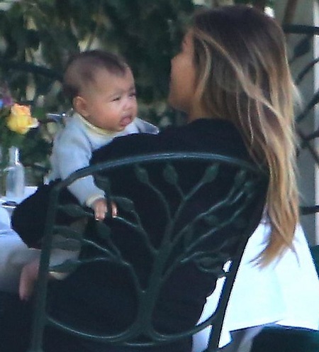 Cô con gái 20 tháng tuổi của Kim tỏ ra rất ngoan ngoãn trong vòng tay của mẹ.