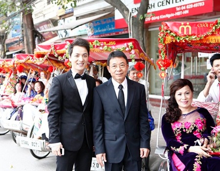 Đăng Khôi và bố mẹ chuẩn bị lên đường sang nhà gái