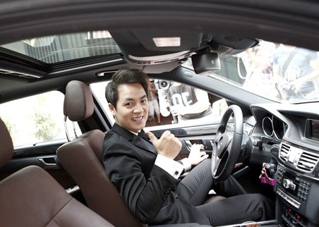 Chú rể tự lái xe sang nhà cô dâu