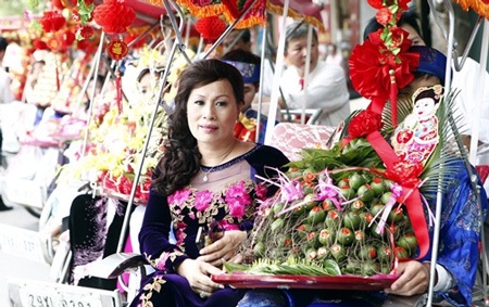 Mẹ chú rể dẫn đầu đoàn đưa lễ bằng xích lô