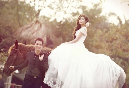 Bộ ảnh cưới mới nhất của cặp đôi này được thực hiện vào cuối tuần vừa rồi tại ngoại thành Hà Nội.