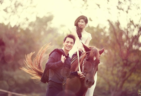 Bộ ảnh cưới mới nhất của cặp đôi này được thực hiện vào cuối tuần vừa rồi tại ngoại thành Hà Nội.